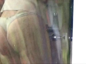 Чувак снимает скрытой камеру зрелую женщину  нижнем белье