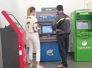 Фетишист снимает на камеру задницу девки в белых штанах