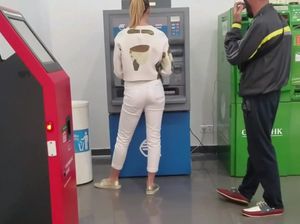Фетишист снимает на камеру задницу девки в белых штанах