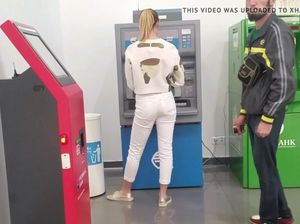 Фетишист снимает на камеру задницу девки в белых штанах