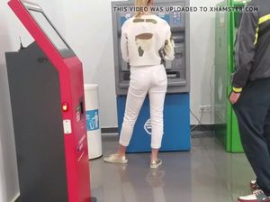 Фетишист снимает на камеру задницу девки в белых штанах