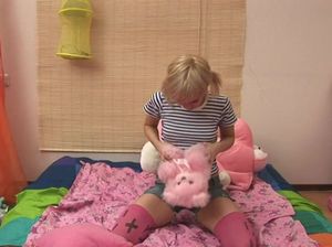 18-летняя Диана с маленькими сиськами дрочит пизду на диване