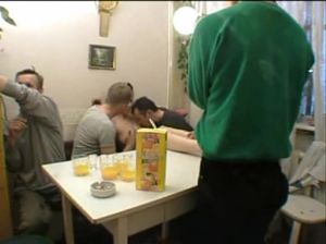 Настоящая русская порнушка: девку пускают по кругу три мужика