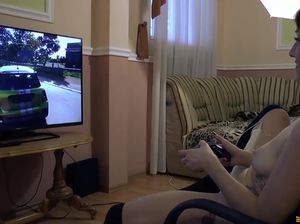 Привязав к ноге вибратор телка играет в приставку и стонет в экстазе