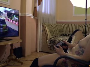 Привязав к ноге вибратор телка играет в приставку и стонет в экстазе
