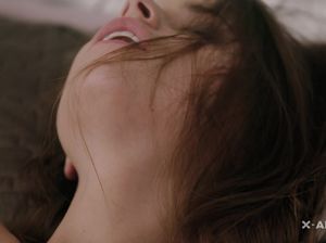 Чикса без трусиков самозабвенно занимается мастурбацией