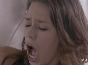 Миленькая лапочка в черных чулках тычет пальцем щель между ног