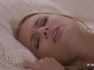 Сочная цыпочка страстно мастурбирует пизденку и доводит себя до кайфа