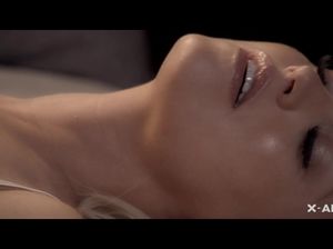 Леди в белых чулках ублажает сама себя