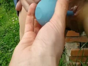 Пацан вставляет бабе клизму в жопу а потом ссыт на нее