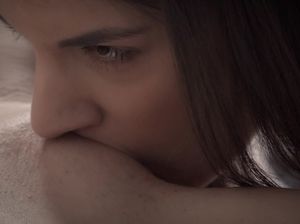 Брюнетка облизывает блондинку и садится ей пиздой на лицо