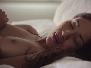 Жаркая мулатка проснулась и страстно мастурбирует лысую пизду