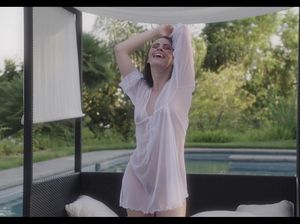 Потрясная телка медленно вставляет пальчики в мокрую щелку