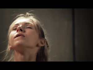 Босс трахает ротик и письку худой секретарше