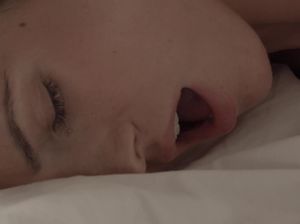 Кареглазая лапочка ласкает лысую пилотку