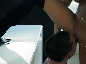 Стерва в чулках подарила своего парня пиздолиза подруге