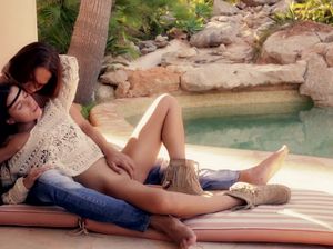 Нежная красавица сосет член волосатого молодчика и дает ему у бассейна