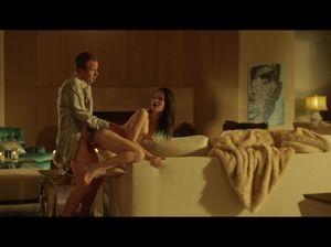 Неудержимая брюнетка набросилась на бойфренда и скачет на его длинном болте