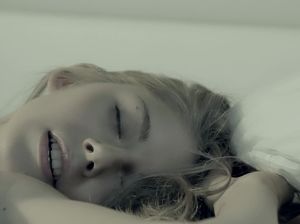 Счастливая крошка с длинными ножками занимается самодрочкой