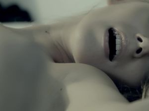 Счастливая крошка с длинными ножками занимается самодрочкой