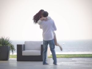 Привлекательная девушка с маленькой грудью оседлала член парня