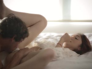 Привлекательная девушка с маленькой грудью оседлала член парня