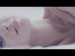 Незамужняя брюнетка вибратором и пальчиком доводит себя до оргазма