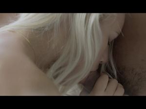 Изящная блондинка встретила милого в спальне и отменно поебалась