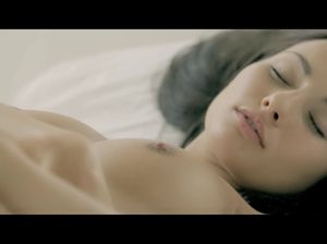 Фигуристая брюнеточка пальчиками ласкает мокрощелку