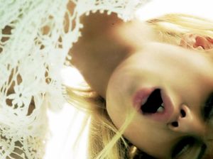 Изумительная блонда жахается с профессиональным актером