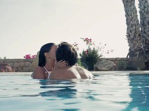 На тропическом курорте девушка ебется в ЖМЖ сексе