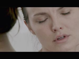 Шоу с мастурбацией в исполнении русской красавицы с лохматой писькой