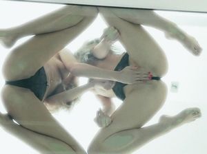 Возбуждающий красивый секс двух темноволосых лесбиянок