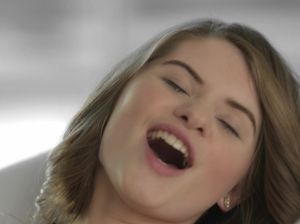 Сладкая стройная девочка ласкает киску до оргазма