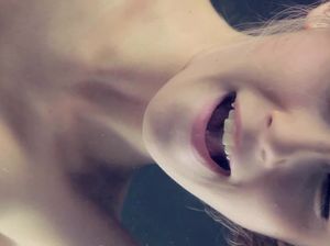 Очаровательная лапочка занимается мастурбацией и громко стонет от кайфа