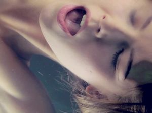 Очаровательная лапочка занимается мастурбацией и громко стонет от кайфа