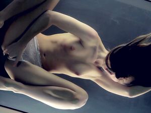 Очаровательная лапочка занимается мастурбацией и громко стонет от кайфа