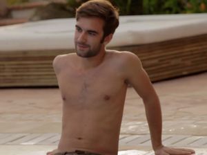 Сексуальная девушка в купальнике отсосала член парня в бассейне