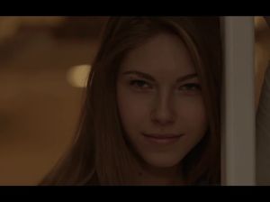 Русская милашка поливает свою киску молоком и заставляет своего парня ее слизать