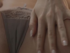 Куколка развлекается жаркой домашней мастурбацией в дождливый день