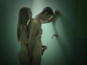 Парочка влюбленных занимается сексом в душе