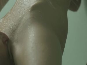 Парочка влюбленных занимается сексом в душе