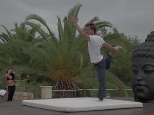 Мужик насадил на член шикарную молодуху вместо занятий йогой