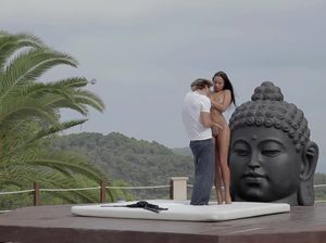 Мужик насадил на член шикарную молодуху вместо занятий йогой