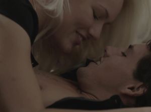 Блондинка резво оседлала член парня после романтического свидания