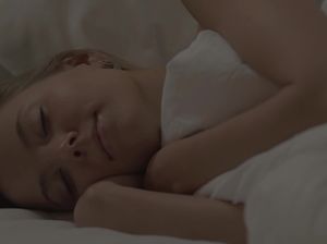 Ранним утром молодуха в трусиках ласкает киску