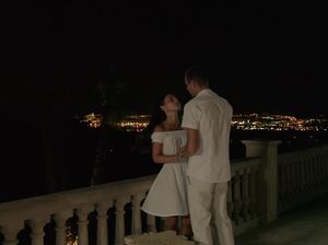 Иностранка на улице ебется с русским мужичком и облизывает его пенис