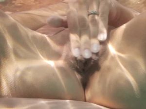 Оральный секс в бассейне и мастурбация под водой от двух лесби