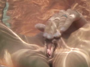 Оральный секс в бассейне и мастурбация под водой от двух лесби