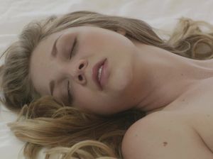 Стройная россиянка позирует голой и ласкает киску